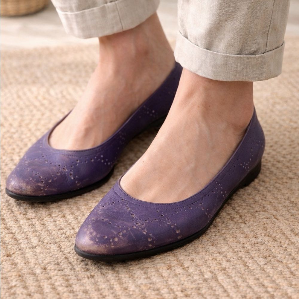 Salvatore Ferragamo Boutique Purple Leather Brogue Flats Size 38.5 Made in Italy